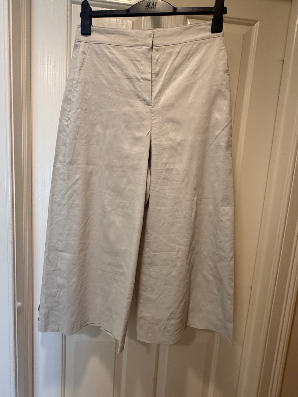 Theory Cream ankle length pants.
$50